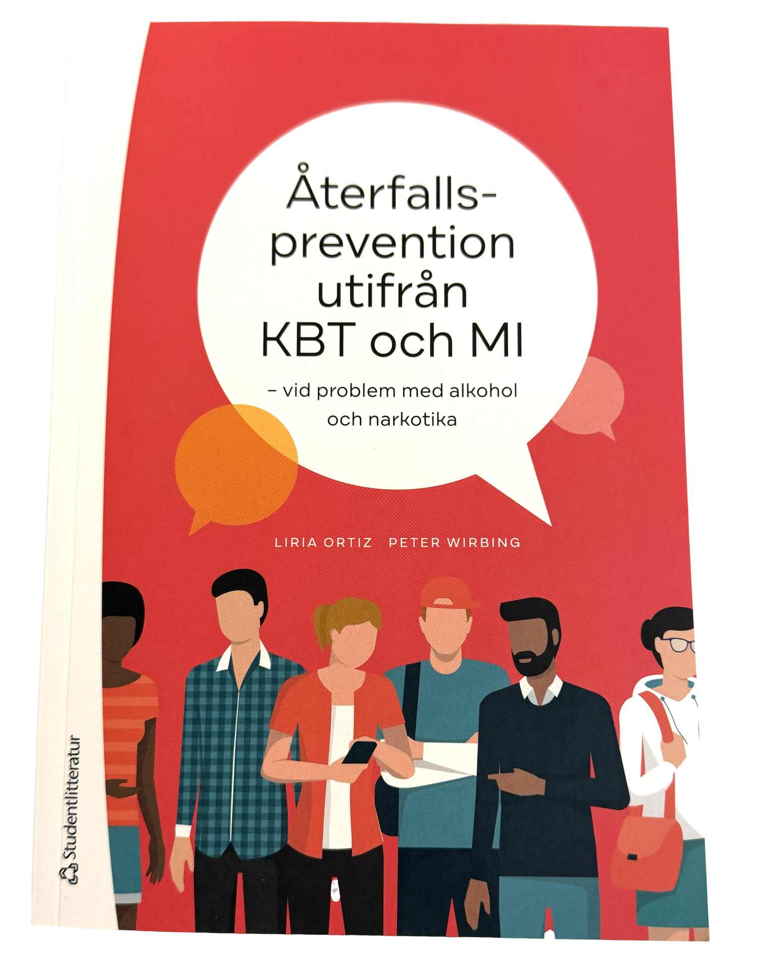 Bokomslag till Återfallsprevention utifrån KBT och MI av Liria Ortiz och Peter Wirbing. Illustration av människor på rad.