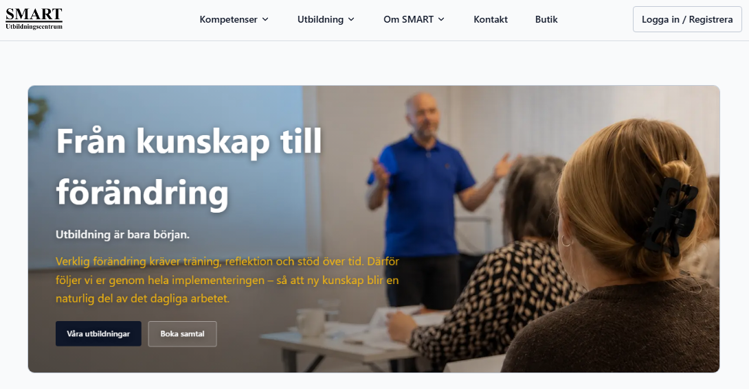 Skärmavbild av en hemsida med texten Från kunskap till förändring framför en man som föreläser för en grupp människor.
